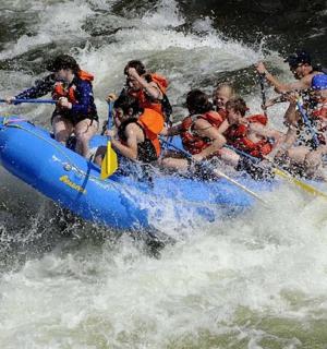 一群人在河上的木筏上