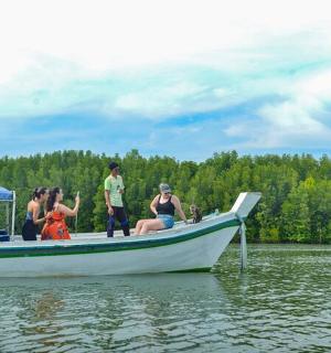 skupina lidí sedících na lodi ve vodě