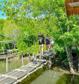 两个人走在横跨水面的桥上