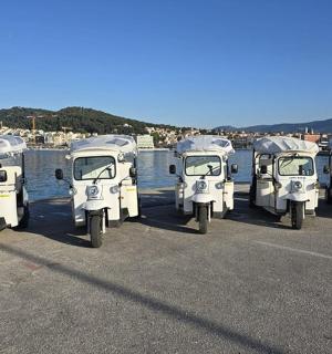 um grupo de caminhões velhos estacionados em um estacionamento