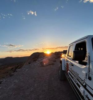 一辆白色货车停在山边
