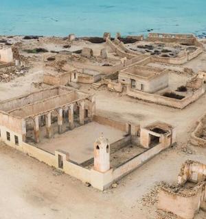 อาคารเก่าในทะเลทรายใกล้ทะเล