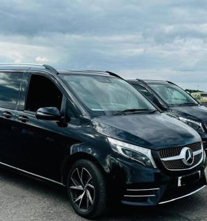 两辆黑色 SUV 停在停车场