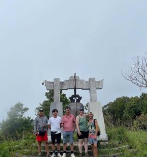 一群人站在纪念碑前