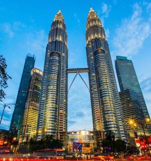 skupina vysokých mrakodrapů ve městě v noci