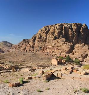 skalnatá hora s vesnicí v poušti