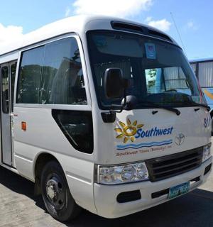 一辆白色巴士停在停车场