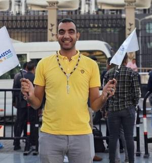 人群中举着两面旗帜的男子