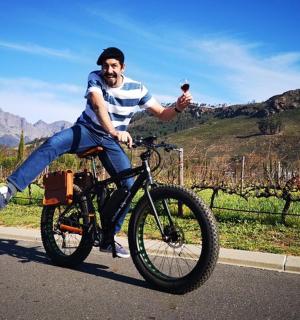 一名男子在路上骑自行车