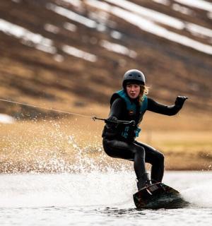 一个人在水中用滑板滑水