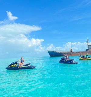 一群人乘着独木舟在海上航行，还有一艘船