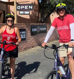 muž a žena jedoucí na kolech po ulici