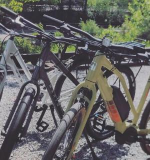 dvě kola jsou zaparkovaná vedle sebe