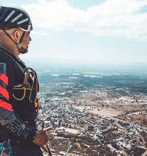 一名男子站在山顶上