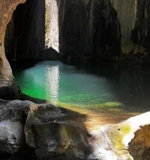山洞里的一池绿水