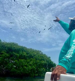 一名男子正在空中放风筝