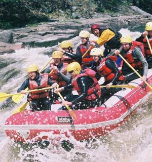 一群人在河上的木筏上