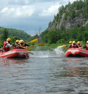 grupp inimesi parvetab jõel