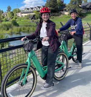 桥上，一男一女骑着自行车