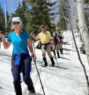一群人在雪地里越野滑雪