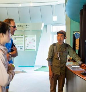 一群人站在电脑显示器前