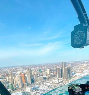 ein Blick auf eine Stadt aus einem Flugzeug