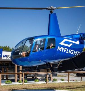 一架蓝色直升机停在停车场