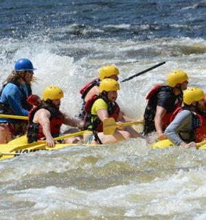 група људи у сплаву у води