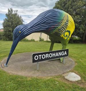 socha ptáka se znamením v poli