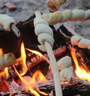 一组在火上煮的蘑菇