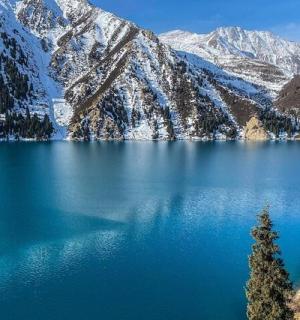 蓝色的湖泊，背后是白雪皑皑的群山