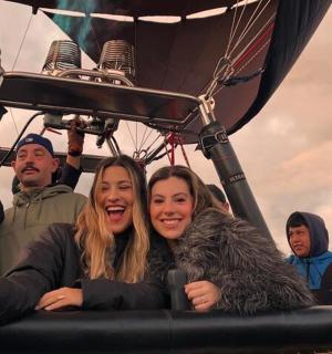 Grupa ludzi w balonie na ogrzane powietrze