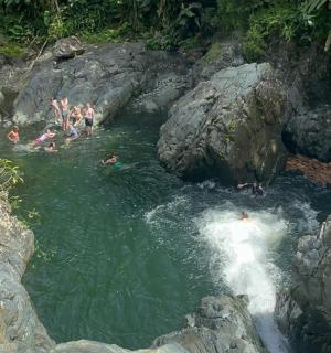 一群人在有石头的河里游泳