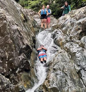 一群人站在瀑布顶上