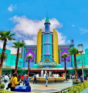 一群人在购物中心前行走