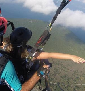 一名男子和一名女子在降落伞下飞行