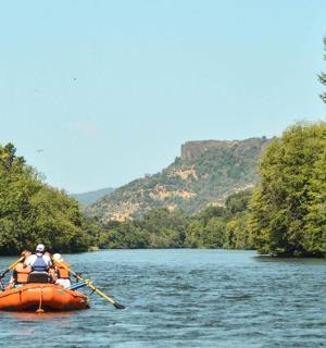 一群人在河上的船上