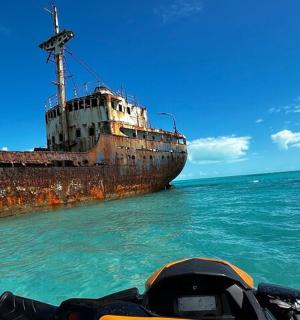 loď ve vodě vedle lodi v oceánu