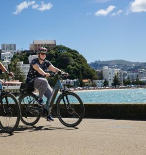 两个人在水边骑自行车