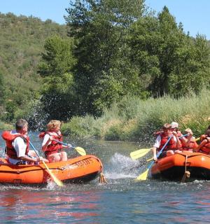 一群人乘木筏在河上