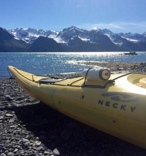 湖岸边停着一艘黄色皮划艇