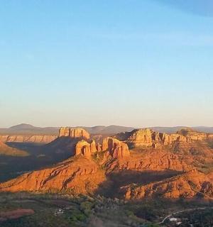 峡谷的红色岩石鸟瞰图