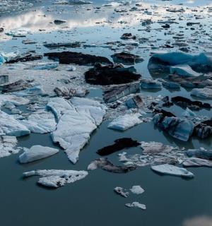 skupina ledovců plovoucích ve vodě