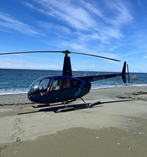 vrtulník zaparkovaný na pláži poblíž oceánu