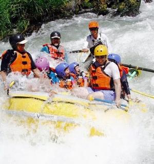 一群人在河上的木筏上