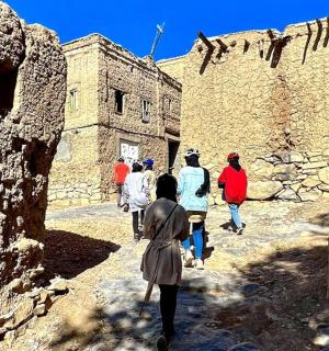 一群人沿着土路行走