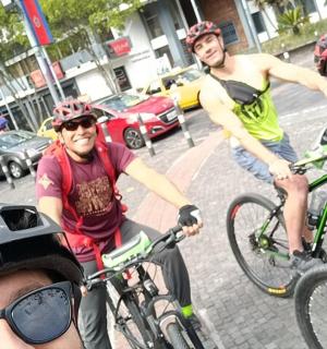 街上一群骑自行车的人