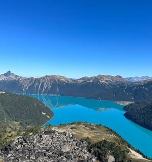 山中湖泊的鸟瞰图