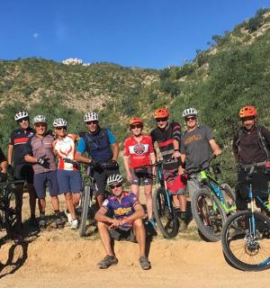 一群人与他们的自行车合影