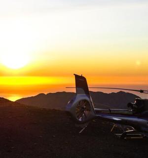 日落时分，一辆摩托车停在山顶上